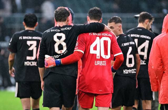 Fussball, Bundesliga, Deutschland, Herren, Saison 2025 2026, 1. Spieltag, Borussia Park Mönchengladbach, Bor. Mönchengladbach - FC Bayern München 0:3; Leon Goretzka (FCB) und Jonas Urbig (FCB) nach Spielende. Jubel, Freude, Aktion.