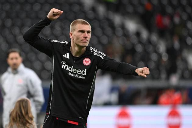 25.10.2025, xpsx, Fussball 1.Bundesliga, Eintracht Frankfurt - FC St.Pauli v.l. Rasmus Kristensen (Eintracht Frankfurt) Jubel, Freude über den Sieg (DFL DFB REGULATIONS PROHIBIT ANY USE OF PHOTOGRAPHS as IMAGE SEQUENCES and or QUASI-VIDEO) Frankfurt am Main
