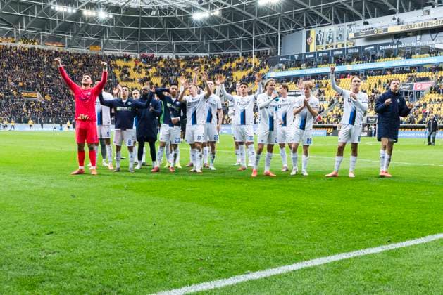 25.10.2025, xomx, Fussball 2.Bundesliga, Dynamo Dresden - SC Paderborn 07 v.l. Das Spiel ist vorbei. Die Gaeste gewinnen in Sachsen mit 2:1 und feiern den Auswaertssieg mit den mitgereisten Fans. (DFL DFB REGULATIONS PROHIBIT ANY USE OF PHOTOGRAPHS as IMAGE SEQUENCES and or QUASI-VIDEO) Dresden