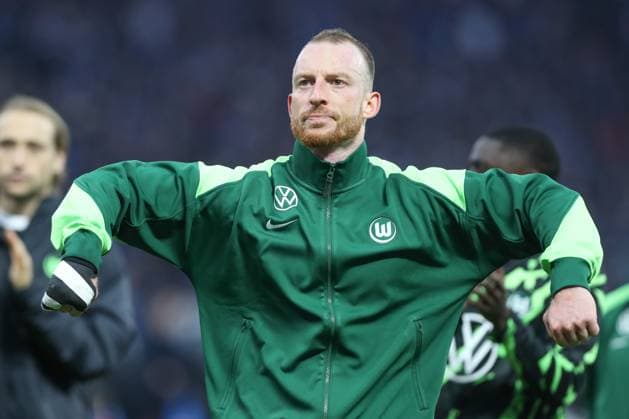 25.10.2025, xtgx, Fussball - 1.Bundesliga, Hamburger SV - VfL Wolfsburg emspor, v.l. Maximilian Arnold (Wolfsburg, 27) Jubel ueber den Sieg, Jubel nach Spielende (DFL DFB REGULATIONS PROHIBIT ANY USE OF PHOTOGRAPHS as IMAGE SEQUENCES and or QUASI-VIDEO) Hamburg