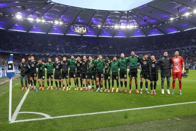 25.10.2025, xtgx, Fussball - 1.Bundesliga, Hamburger SV - VfL Wolfsburg emspor, v.l. Wolfsburg Jubel ueber den Sieg, Jubel nach Spielende (DFL DFB REGULATIONS PROHIBIT ANY USE OF PHOTOGRAPHS as IMAGE SEQUENCES and or QUASI-VIDEO) Hamburg