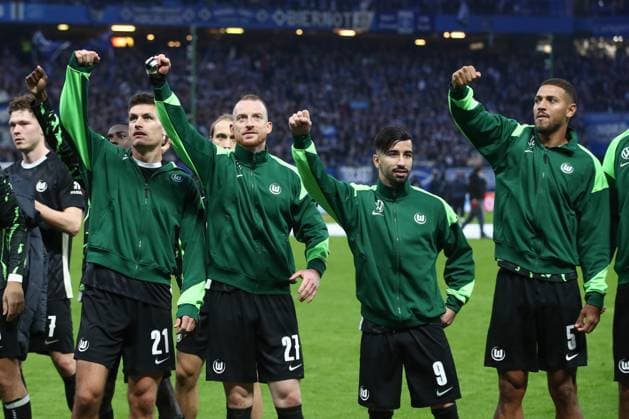 25.10.2025, xtgx, Fussball - 1.Bundesliga, Hamburger SV - VfL Wolfsburg emspor, v.l. Wolfsburger Jubel ueber den Sieg, Jubel nach Spielende (DFL DFB REGULATIONS PROHIBIT ANY USE OF PHOTOGRAPHS as IMAGE SEQUENCES and or QUASI-VIDEO) Hamburg