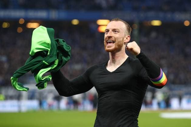 25.10.2025, xtgx, Fussball - 1.Bundesliga, Hamburger SV - VfL Wolfsburg emspor, v.l. Maximilian Arnold (Wolfsburg, 27) Jubel ueber den Sieg, Jubel nach Spielende (DFL DFB REGULATIONS PROHIBIT ANY USE OF PHOTOGRAPHS as IMAGE SEQUENCES and or QUASI-VIDEO) Hamburg