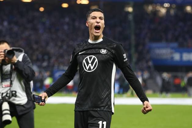 25.10.2025, xtgx, Fussball - 1.Bundesliga, Hamburger SV - VfL Wolfsburg emspor, v.l Adam Daghim (Wolfsburg, 11) Jubel ueber den Sieg, Jubel nach Spielende . (DFL DFB REGULATIONS PROHIBIT ANY USE OF PHOTOGRAPHS as IMAGE SEQUENCES and or QUASI-VIDEO) Hamburg