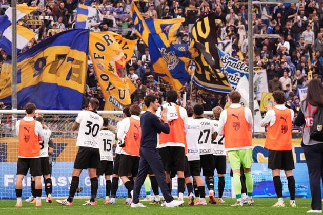 Parma s head coach Carlos Cuesta and the players of Parma greet the fans at the end of the Serie A soccer match between Parma and Como at Ennio Tardini Stadium in Parma, North Italy, Saturday, October 25, 2025. Soccer  Copyright: xMassimoxPaolone LaPressex