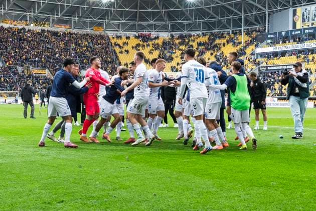25.10.2025, xomx, Fussball 2.Bundesliga, Dynamo Dresden - SC Paderborn 07 v.l. Das Spiel ist vorbei. Die Gaeste gewinnen in Sachsen mit 2:1 und feiern den Auswaertssieg mit den mitgereisten Fans. (DFL DFB REGULATIONS PROHIBIT ANY USE OF PHOTOGRAPHS as IMAGE SEQUENCES and or QUASI-VIDEO) Dresden