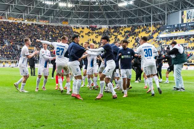 25.10.2025, xomx, Fussball 2.Bundesliga, Dynamo Dresden - SC Paderborn 07 v.l. Das Spiel ist vorbei. Die Gaeste gewinnen in Sachsen mit 2:1 und feiern den Auswaertssieg mit den mitgereisten Fans. (DFL DFB REGULATIONS PROHIBIT ANY USE OF PHOTOGRAPHS as IMAGE SEQUENCES and or QUASI-VIDEO) Dresden