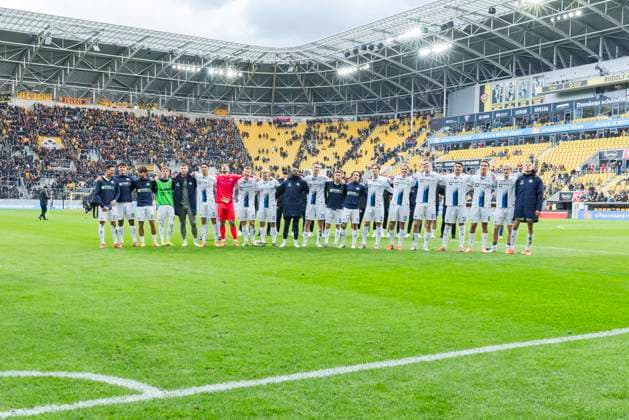 25.10.2025, xomx, Fussball 2.Bundesliga, Dynamo Dresden - SC Paderborn 07 v.l. Das Spiel ist vorbei. Die Gaeste gewinnen in Sachsen mit 2:1 und feiern den Auswaertssieg mit den mitgereisten Fans. (DFL DFB REGULATIONS PROHIBIT ANY USE OF PHOTOGRAPHS as IMAGE SEQUENCES and or QUASI-VIDEO) Dresden