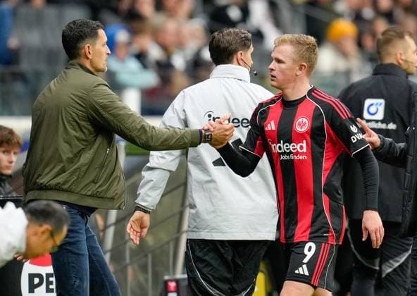 Dino Toppmoeller (Eintracht Frankfurt, Cheftrainer) begruesst Jonathan Burkardt (Eintracht Frankfurt, 9) bei seiner Auswechslung in der zweiten Halbzeit. Burkardt erzielte beide Tore fuer Eintracht Frankfurt. GER, Eintracht Frankfurt vs FC St. Pauli, Fussball, 1. Bundesliga, 8. Spieltag, Saison 2025 2026, 25.10.2025 DFL REGULATIONS PROHIBIT ANY USE OF PHOTOGRAPHS AS IMAGE SEQUENCES AND OR QUASI-VIDEO GER, Eintracht Frankfurt vs FC St. Pauli, Fussball, 1. Bundesliga, 8. Spieltag, Saison 2025 2026, 25.10.2025 Frankfurt Copyright: xEibner-Pressefoto ScottxColemanx EP_SCN