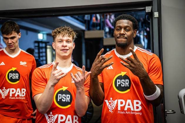 1. Basketball Bundesliga, easyCredit BBL, Saison 2025 2026, Herren, Hauptrunde, 5. Spieltag, 25.10.2025, RASTA Vechta - Telekom Baskets Bonn Roy Krupnikas ( 24 - RASTA Vechta) und TJ Bamba ( 5 - RASTA Vechta) vor der Partie Vechta RASTA Dome Niedersachsen Deutschland