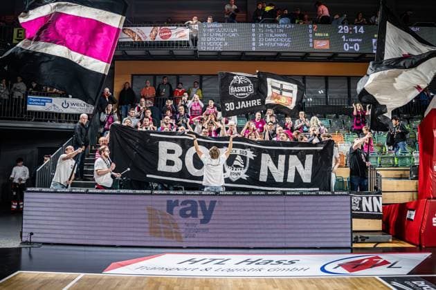 1. Basketball Bundesliga, easyCredit BBL, Saison 2025 2026, Herren, Hauptrunde, 5. Spieltag, 25.10.2025, RASTA Vechta - Telekom Baskets Bonn Die Fans der Telekom Baskets Bonn vor der Partie Vechta RASTA Dome Niedersachsen Deutschland