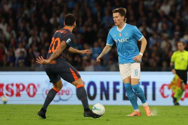Napoli s Scott McTominay, Inter Milan s Hakan Calhanoglu during the Serie A soccer match between Napoli and Inter at the Diego Armando Maradona Stadium in Naples, southern italy - Saturday , October 25 , 2025. - Soccer .  Copyright: xAlessandroxGarofalo LaPressex