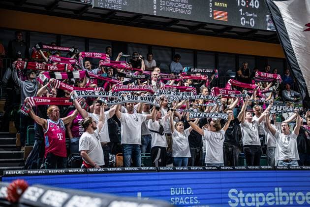 1. Basketball Bundesliga, easyCredit BBL, Saison 2025 2026, Herren, Hauptrunde, 5. Spieltag, 25.10.2025, RASTA Vechta - Telekom Baskets Bonn Die Fans der Telekom Baskets Bonn vor der Partie Vechta RASTA Dome Niedersachsen Deutschland