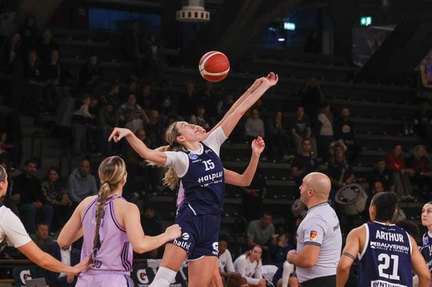 The Game begins Sona Svetlikova (Syntainics MBC, 15), Alba Berlin Frauen vs Syntainics MBC, Basketball, 1. DBBL, Spieltag 5, Photo: Foot.Bowl Thomas Sobotzki Copyright: xFootxBowl ThomasxSobotzkix