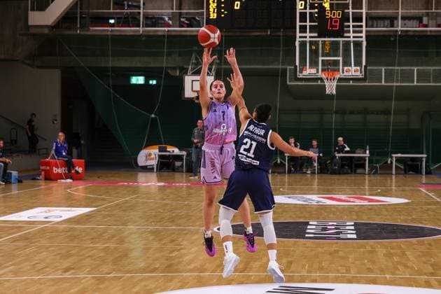 Leoni Kreyenfeld (Alba Berlin, 07) with the jump shot, Alba Berlin Frauen vs Syntainics MBC, Basketball, 1. DBBL, Spieltag 5, Photo: Foot.Bowl Thomas Sobotzki Copyright: xFootxBowl ThomasxSobotzkix