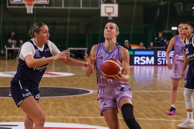 Marie Bertholdt (Alba Berlin, 04) look to the Basket, Alba Berlin Frauen vs Syntainics MBC, Basketball, 1. DBBL, Spieltag 5, Photo: Foot.Bowl Thomas Sobotzki Copyright: xFootxBowl ThomasxSobotzkix