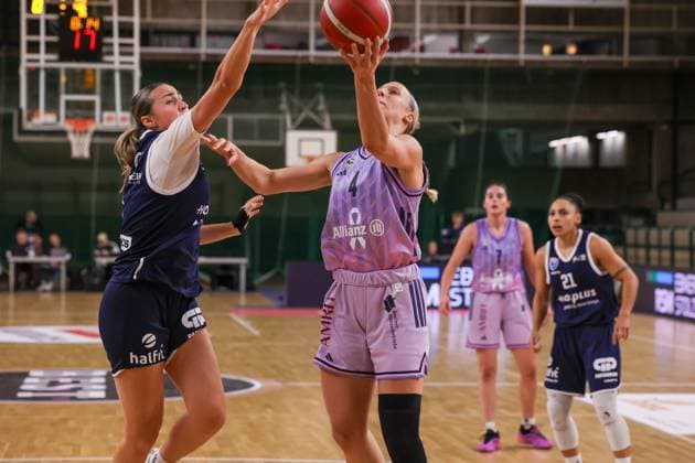 Marie Bertholdt (Alba Berlin, 04) with the jumpshot, Alba Berlin Frauen vs Syntainics MBC, Basketball, 1. DBBL, Spieltag 5, Photo: Foot.Bowl Thomas Sobotzki Copyright: xFootxBowl ThomasxSobotzkix