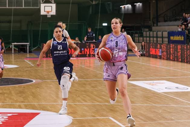 Jo Raflo (Alba Berlin, 09) with the ball, she runs to the basket, Alba Berlin Frauen vs Syntainics MBC, Basketball, 1. DBBL, Spieltag 5, Photo: Foot.Bowl Thomas Sobotzki Copyright: xFootxBowl ThomasxSobotzkix