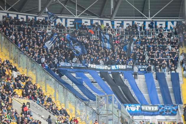 25.10.2025, xomx, Fussball 2.Bundesliga, Dynamo Dresden - SC Paderborn 07 v.l. Fans SC Paderborn mit Fahnen und Bannern im Gaesteblock der SGD (DFL DFB REGULATIONS PROHIBIT ANY USE OF PHOTOGRAPHS as IMAGE SEQUENCES and or QUASI-VIDEO) Dresden