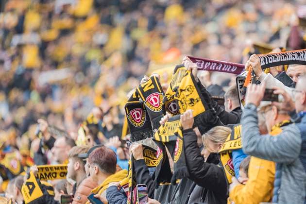 25.10.2025, xomx, Fussball 2.Bundesliga, Dynamo Dresden - SC Paderborn 07 v.l. Fans SGD mit Schals auf der Haupttribuehne. (DFL DFB REGULATIONS PROHIBIT ANY USE OF PHOTOGRAPHS as IMAGE SEQUENCES and or QUASI-VIDEO) Dresden