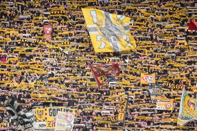 25.10.2025, xomx, Fussball 2.Bundesliga, Dynamo Dresden - SC Paderborn 07 v.l. Fans SGD im K Block mit Fahnen, Bannern und Schals. (DFL DFB REGULATIONS PROHIBIT ANY USE OF PHOTOGRAPHS as IMAGE SEQUENCES and or QUASI-VIDEO) Dresden