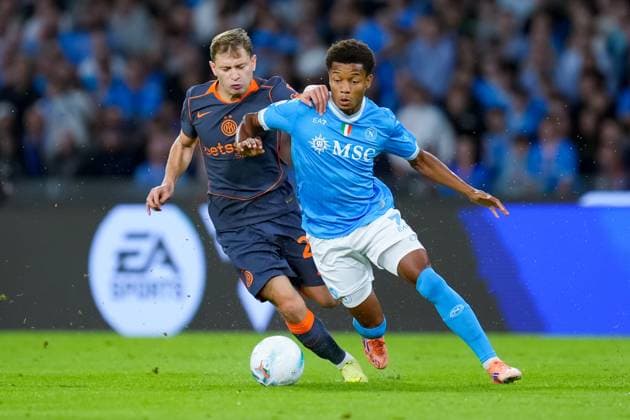 SSC Napoli v FC Internazionale - Serie A Enilive David Neres of SSC Napoli and Nicolo Barella of FC Internazionale compete for the ball during the serie Serie A Enilive match between SSC Napoli and FC Internazionale at Stadio Diego Armando Maradona on October 25, 2025 in Naples, Italy Naples Stadio Diego Armando Maradona Naples Italy Copyright: xGiuseppexMaffiax 251025_SerieA_Napoli-Inter_GM_1295