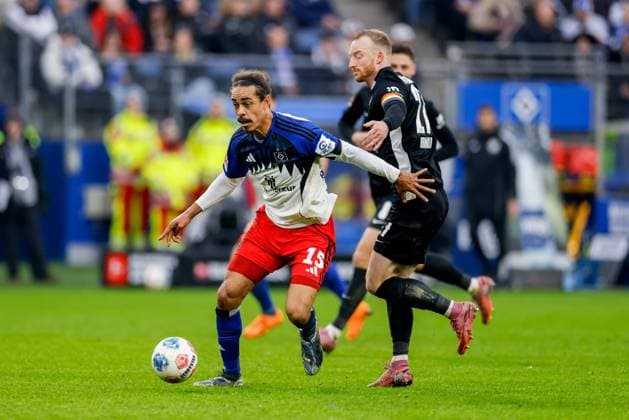 Hamburg, 25. Oktober 2025 - Fußball, 1. Bundesliga 2025 26, Hamburger SV - VfL Wolfsburg: Yussuf Poulsen (Hamburger SV, 15), Maximilian Arnold (VfL Wolfsburg, 27) DFL REGULATIONS PROHIBIT ANY USE OF PHOTOGRAPHS AS IMAGE SEQUENCES AND OR QUASI-VIDEO.