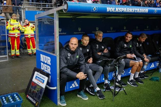 Paul Simonis Trainer ( Wolfsburg ) auf der Bank Deutschland , Hamburg , Volksparkstadion , Fussball , 1. Bundesliga , Hamburger SV - VFL Wolfsburg