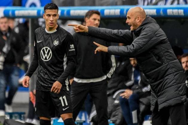 11 Adam Daghim Paul Simonis Trainer ( Wolfsburg ) Deutschland , Hamburg , Volksparkstadion , Fussball , 1. Bundesliga , Hamburger SV - VFL Wolfsburg