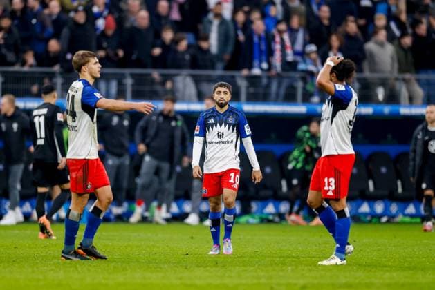 Hamburg, 25. Oktober 2025 - Fußball, 1. Bundesliga 2025 26, Hamburger SV - VfL Wolfsburg: Luka Vuskovic (Hamburger SV, 44), Immanuel Pherai (Hamburger SV, 10), Guilherme Ramos (Hamburger SV, 13) DFL REGULATIONS PROHIBIT ANY USE OF PHOTOGRAPHS AS IMAGE SEQUENCES AND OR QUASI-VIDEO.