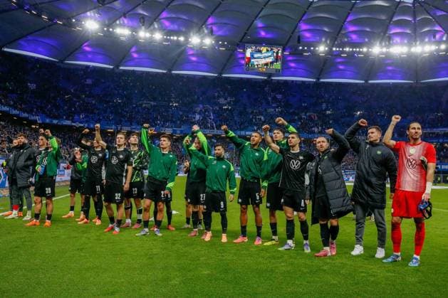 Schlussjubel der Mannschaft ( Wolfsburg ) vor dem Fanblock Deutschland , Hamburg , Volksparkstadion , Fussball , 1. Bundesliga , Hamburger SV - VFL Wolfsburg