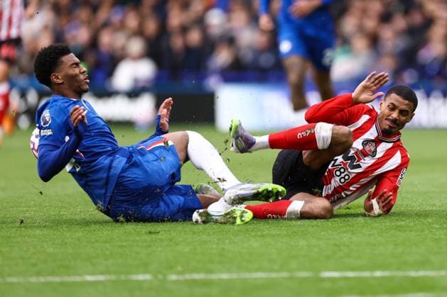 Chelsea v Sunderland 25 October 2025, London - Premier League Football - Chelsea v Sunderland - Josh Acheampong of Chelsea and Wilson Isidor of Sunderland slide into each other - Photo: Jacques Feeney Offside. London UK Copyright: xJacquesxFeeneyx xOffsidexOffside