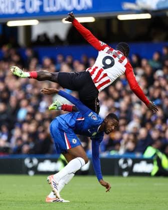 Chelsea v Sunderland 25 October 2025, London - Premier League Football - Chelsea v Sunderland - Brian Brobbey of Sunderland lands on Trevoh Chalobah of Chelsea - Photo: Jacques Feeney Offside. London UK Copyright: xJacquesxFeeneyx xOffsidexOffside