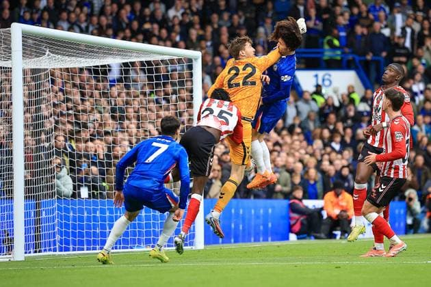 Chelsea v Sunderland Premier League 25 10 2025. Sunderland Goalkeeper Robin Roefs (22) jumps into Chelsea Defender Marc Cucurella (3) during the Premier League match between Chelsea and Sunderland at Stamford Bridge, London, England on 25 October 2025. London Stamford Bridge Greater London England Editorial use only DataCo restrictions apply See www.football-dataco.com , Copyright: xChrisxFoxwellx PSI-23106-0063