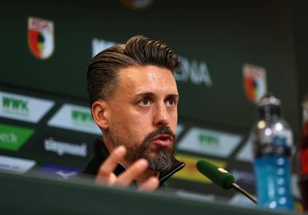 Fussball, Herren, Saison 2025 2026, FC Augsburg - RB Leipzig, Bundesliga, WWK Arena Sandro Wagner, Trainer (FC Augsburg) auf der Pressekonferenz nach dem Spiel, Kopf, Portrait DFL DFB regulations prohibit any use of photographs as image sequences and or quasi-video