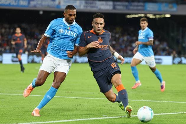 Juan Jesus of SSC Napoli and Lautaro Martinez of FC Internazionale compete for the ball during the Serie A 2025 2026 football match between SSC Napoli and FC Internazionale at Diego Armando Maradona stadium in Naples (Italy), October 25th, 2025. CesarexPurini