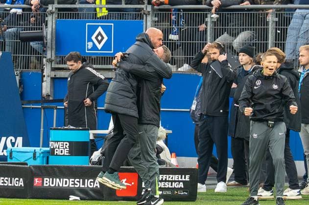Deutschland, Fussball, 1. Bundesliga, 8. Spieltag 2025 2026, HSV - VfL Wolfsburg am 25.10. in Hamburg (Volksparkstadion): Schlusspfiff. Erleichterung bei Paul Simonis (Trainer VfL Wolfsburg) und den Wolfsburgern mit Sebastian Schindzielorz. Copyright: xSvenxHeidmannx