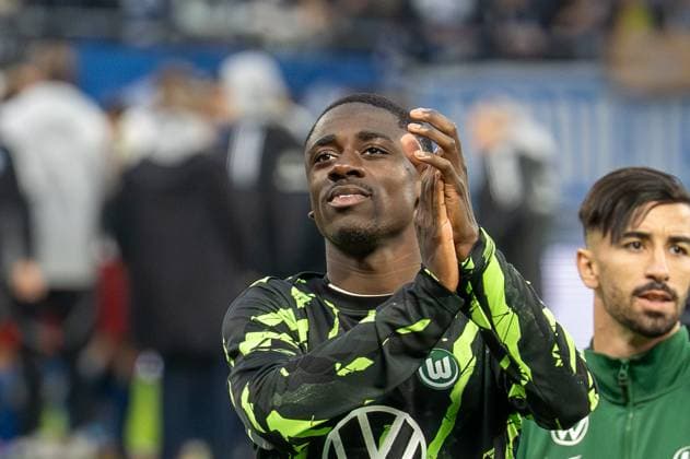 Deutschland, Fussball, 1. Bundesliga, 8. Spieltag 2025 2026, HSV - VfL Wolfsburg am 25.10. in Hamburg (Volksparkstadion): Die Spieler des VfL Wolfsburg bedanken sich nach dem Abfiff beim mitgereisten Anhang. Sael Kumbedi (VfL Wolfsburg 26) Copyright: xSvenxHeidmannx