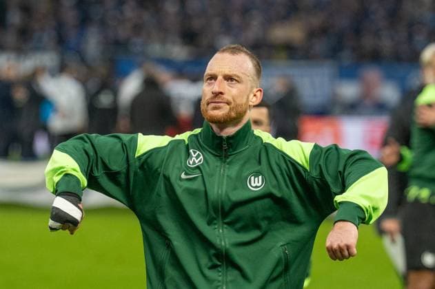 Deutschland, Fussball, 1. Bundesliga, 8. Spieltag 2025 2026, HSV - VfL Wolfsburg am 25.10. in Hamburg (Volksparkstadion): Die Spieler des VfL Wolfsburg bedanken sich nach dem Abfiff beim mitgereisten Anhang. Maximilian Arnold (VfL Wolfsburg 27) Copyright: xSvenxHeidmannx