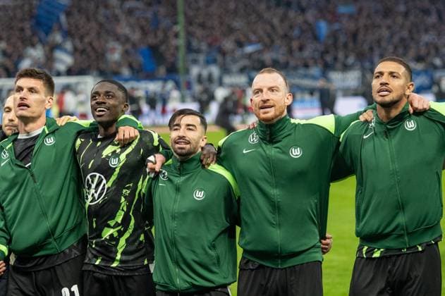 Deutschland, Fussball, 1. Bundesliga, 8. Spieltag 2025 2026, HSV - VfL Wolfsburg am 25.10. in Hamburg (Volksparkstadion): Die Spieler des VfL Wolfsburg bedanken sich nach dem Abfiff beim mitgereisten Anhang. Maximilian Arnold (VfL Wolfsburg 27) Sael Kumbedi (VfL Wolfsburg 26) Joakim Maehle (VfL Wolfsburg 21) Vinicius Souza (VfL Wolfsburg 5) Mohammed Amoura (VfL Wolfsburg 9) Copyright: xSvenxHeidmannx