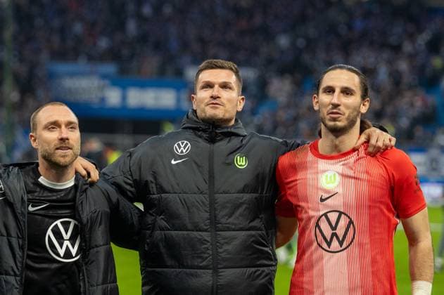 Deutschland, Fussball, 1. Bundesliga, 8. Spieltag 2025 2026, HSV - VfL Wolfsburg am 25.10. in Hamburg (Volksparkstadion): Die Spieler des VfL Wolfsburg bedanken sich nach dem Abfiff beim mitgereisten Anhang. Kamil Grabara (VfL Wolfsburg 1) Christian Eriksen (VfL Wolfsburg 24) Copyright: xSvenxHeidmannx