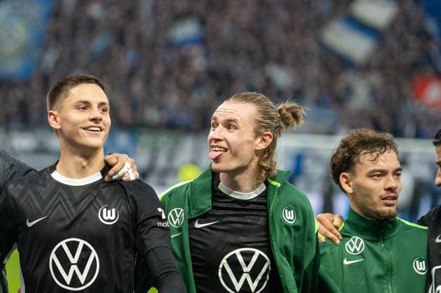 Deutschland, Fussball, 1. Bundesliga, 8. Spieltag 2025 2026, HSV - VfL Wolfsburg am 25.10. in Hamburg (Volksparkstadion): Die Spieler des VfL Wolfsburg bedanken sich nach dem Abfiff beim mitgereisten Anhang. Bence Dardai (VfL Wolfsburg 8) Aaron Zehnter (VfL Wolfsburg 25) Patrick Wimmer (VfL Wolfsburg 39) Copyright: xSvenxHeidmannx