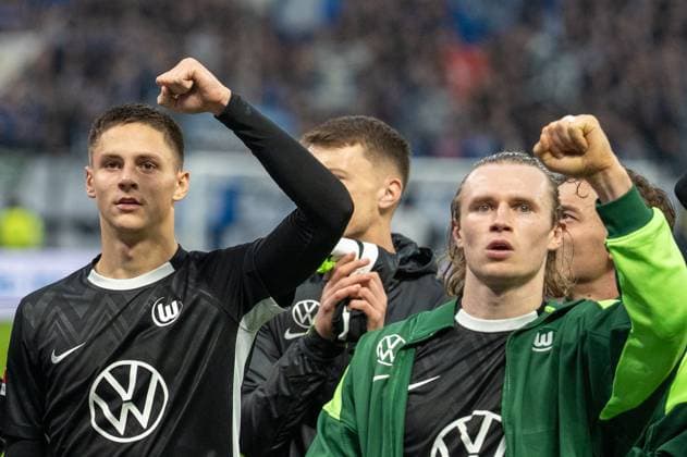 Deutschland, Fussball, 1. Bundesliga, 8. Spieltag 2025 2026, HSV - VfL Wolfsburg am 25.10. in Hamburg (Volksparkstadion): Die Spieler des VfL Wolfsburg bedanken sich nach dem Abfiff beim mitgereisten Anhang. Patrick Wimmer (VfL Wolfsburg 39) Bence Dardai (VfL Wolfsburg 8) Copyright: xSvenxHeidmannx