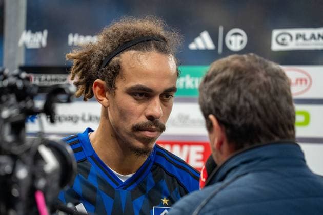 Deutschland, Fussball, 1. Bundesliga, 8. Spieltag 2025 2026, HSV - VfL Wolfsburg am 25.10. in Hamburg (Volksparkstadion): Yussuf Poulsen (Hamburger SV 15) nach dem Spiel. Copyright: xSvenxHeidmannx