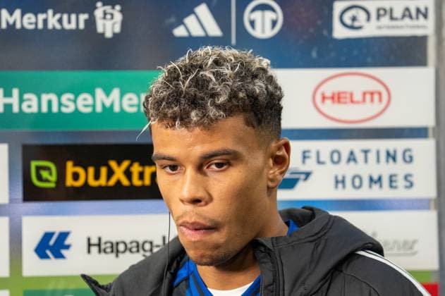 Deutschland, Fussball, 1. Bundesliga, 8. Spieltag 2025 2026, HSV - VfL Wolfsburg am 25.10. in Hamburg (Volksparkstadion): Ransford-Yeboah Königsdörffer (Hamburger SV 11) nach dem Spiel. Copyright: xSvenxHeidmannx