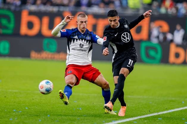 Hamburg, 25. Oktober 2025 - Fußball, 1. Bundesliga 2025 26, Hamburger SV - VfL Wolfsburg: Miro Muheim (Hamburger SV, 28), Adam Daghim (VfL Wolfsburg, 11) DFL REGULATIONS PROHIBIT ANY USE OF PHOTOGRAPHS AS IMAGE SEQUENCES AND OR QUASI-VIDEO.