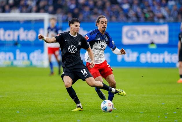 Hamburg, 25. Oktober 2025 - Fußball, 1. Bundesliga 2025 26, Hamburger SV - VfL Wolfsburg: Jenson Seelt (VfL Wolfsburg, 14), Yussuf Poulsen (Hamburger SV, 15) DFL REGULATIONS PROHIBIT ANY USE OF PHOTOGRAPHS AS IMAGE SEQUENCES AND OR QUASI-VIDEO.