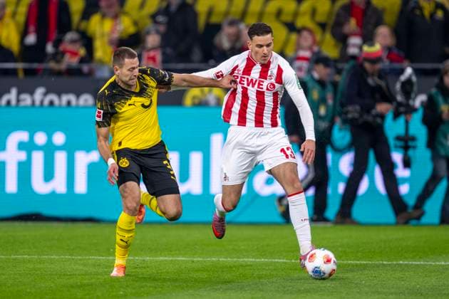 25.10.2025: Fußball: Borussia Dortmund - 1. FC Köln, 8. Spieltag im Signal-Iduna-Park. Waldemar Anton (Borussia Dortmund) (l) und Said El Mala (1. FC Köln) kämpfen um den Ball. WICHTIGER HINWEIS: Gemäß den Vorgaben der DFL und des DFB ist es untersagt, in dem Stadion und oder vom Spiel angefertigte Fotoaufnahmen in Form von Sequenzbildern und oder videoähnlichen Fotostrecken zu verwerten bzw. verwerten zu lassen. Copyright: xDavidxInderliedx