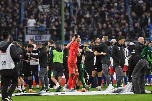 GER; 1. FBL,, Hamburger SV vs VfL Wolfsburg 25.10.2025, Volksparkstadion, Hamburg, GER; 1. FBL, Hamburger SV vs VfL Wolfsburg im Bild die Mannschaft von Hannover jubelt ueber den Sieg