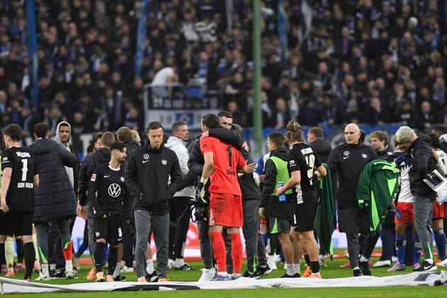 GER; 1. FBL,, Hamburger SV vs VfL Wolfsburg 25.10.2025, Volksparkstadion, Hamburg, GER; 1. FBL, Hamburger SV vs VfL Wolfsburg im Bild die Mannschaft von Hannover jubelt ueber den Sieg